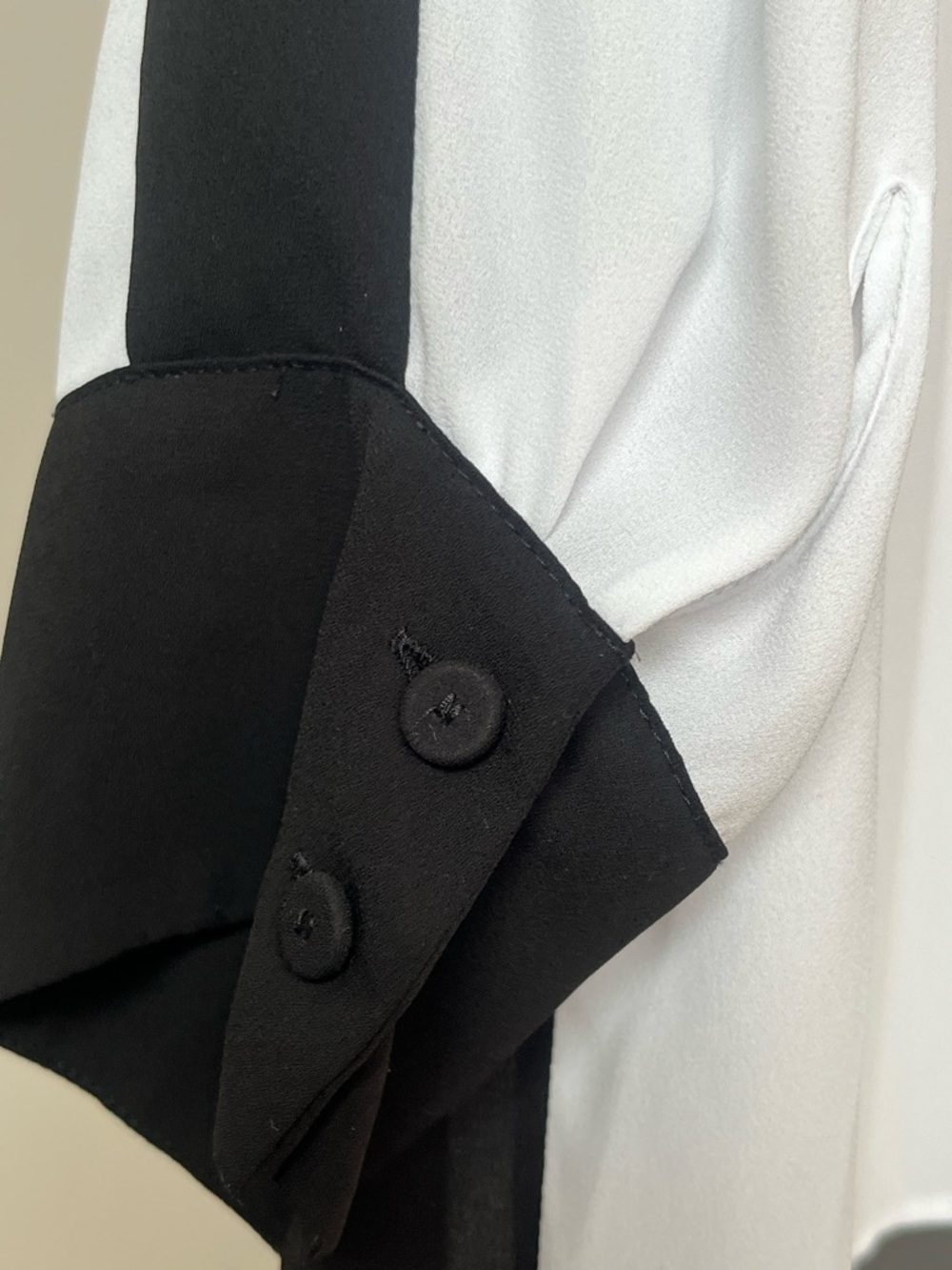 BCBGMaxAzria White Crepe Blouse With Black Accents US XL - Picture 12 of 13